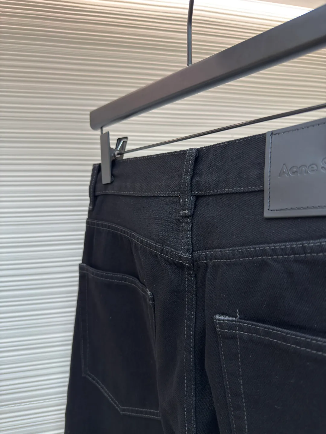 ACNE 25SS basic straight jeans ●Authentic product: purchased and developed at 2699 ●Item number: 1680581-A75 ●Material: machine cotton twill ●Technology: handmade ●Version: fitted version ●Weight: about 845g ●Size: XS-S-M-L ●Description: Natural transition The color is quite subtle, not gray or black, not black, it is too difficult to operate, the retro and nostalgic whiskering color is quite advanced, the inside is also very clean, the chain bike has neat lines, more beautiful, good fixation, and relatively rich layers. The overall wiring is straight and delicate, the fabric is comfortable and soft, and the color is consistent without color difference. It can be matched with the same style to create a fashionable look and control various occasions. Customized accessories, complete with three standards, same style for men and women!